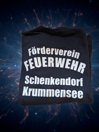 Schwarzes T-Shirt mit weißem Aufdruck: "Förderverein Feuerwehr Schenkendorf Krummensee".