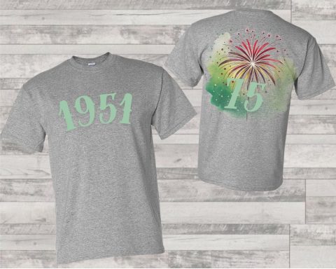 Grau T-Shirt mit der Jahreszahl 1951 und einem bunten Feuerwerk-Motiv auf dem Rücken.