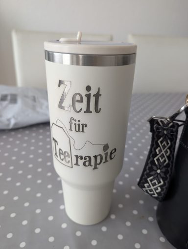 Becher mit der Aufschrift "Zeit für Teerapie" in einem minimalistischen Design.