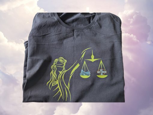 Schwarzes T-Shirt mit stilisierter Darstellung der Justitia und Waage.