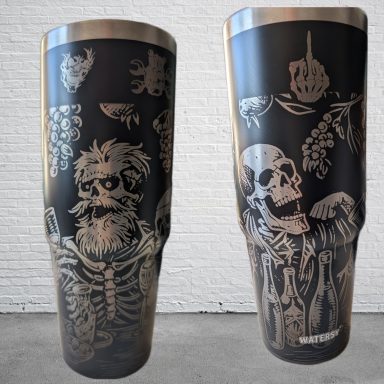 Schwarzer Becher mit silbernen, gravierten Totenkopf- und Skelettmotiven.